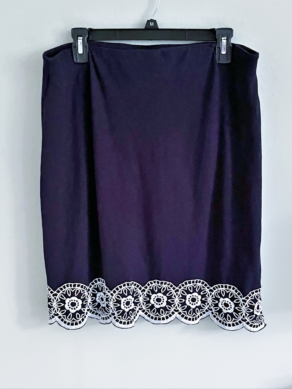 Talbots navy blue pull on skirt with white embroidery hemline